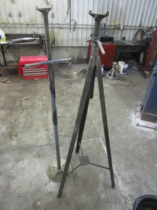 lot 463 image: FLOOR STAND SCREW JACKS
