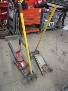 lot 470 image: CAR DOOR AND FLOOR JACK