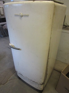 lot 482 image: VINTAGE GE REFRIGERATOR