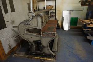 lot 9 image: Heavy Duty Cast Iron 4 Sheet Metal Shear