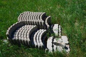 lot 50 image: 1 Pallet Curved Patio EdgingWall Block