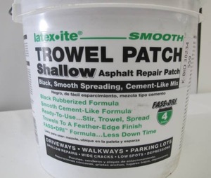 lot 559 image: Latex-Ite 2 Gal. Trowel Patch