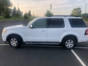 2010 Ford Explorer XLT - 4X4 V8 - Very Clean