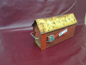 lot 18 image: Heavy Duty old Barn Mailbox