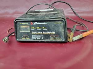 lot 46 image: Battery Charger