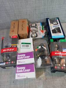 Mixed lot of door knobs