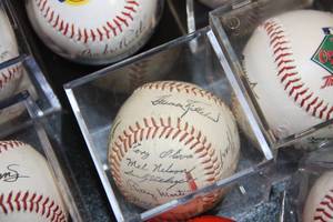 lot 34 image: Commemorative Baseball Lot  11 Balls