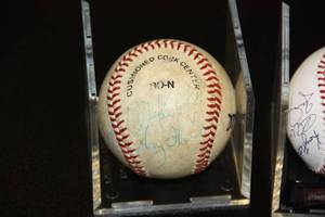 lot 47 image: Autograph Baseball Lot  3 Baseballs