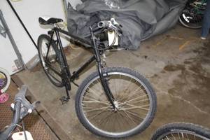 lot 403 image: Mens 22 Road Bike with 22 Black Frame
