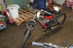 lot 404 image: Mongoose XR-75 Mens 22 21-speed Trail Bike with 16 Split RedGrey Frame
