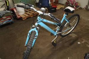 lot 405 image: Magna Great Divide Hardtail Womens 22-12 Trail Bike with 19 Light Blue Frame