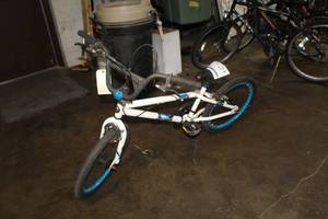 lot 442 image: Mongoose Crush Boys 17 Trail Bike with 12 White Frame