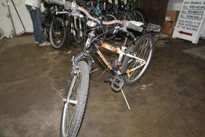 lot 440 image: Schwinn Frontier Midi Boys 20 Trail Bike with 12 Black Frame