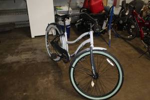 lot 438 image: Huffy Womens 23 Road Bike with 18 GrayWhite Frame