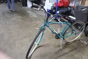 lot 432 image: Fuji Crosstown Mens 25 Road Bike with 18 Turquoise Frame