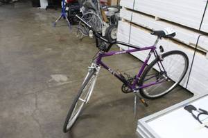 lot 430 image: Fuji Absolute Mens 23 Road Bike with 21 Purple Frame