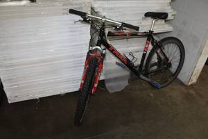 lot 411 image: Trek 6500 ZX Mens 23 Trail Bike with 21 Black Frame