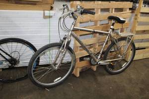 lot 414 image: Diamondback Wildwood Mens 23 Road Bike with 21 Gold Frame