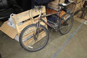 lot 445 image: GT Palomar Mens 23 Trail Bike with 21 Grey Frame