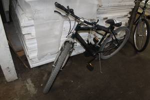 lot 418 image: Huffy Blades Mens 23 Trail Bike with 20 Black Frame