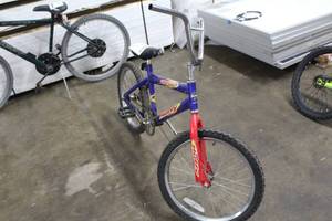 lot 420 image: Huffy Rock-It Boys 16 Trail Bike with 14 BlueRed Frame