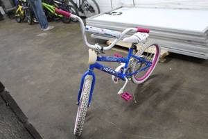lot 424 image: Huffy Seastar Girls 17 Trail Bike with 13 Blue Frame