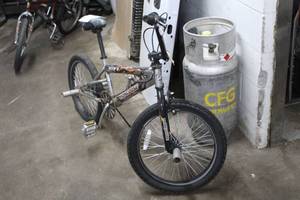 lot 421 image: Mongoose Hoop D Boys 16 Trick Bike with 13 Silver Frame