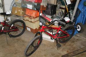 lot 425 image: Huffy Rock-It Boys 17 Trail Bike with 12 Red Frame