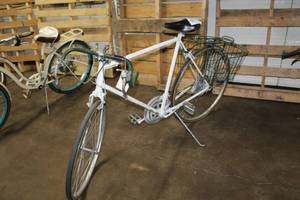lot 448 image: Schwinn Mens 24 10-speed Road Bike with 25 White Frame