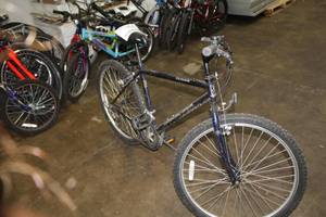lot 446 image: Diamondback Outlook Mens 23 Trail Bike with 18 Purple Frame