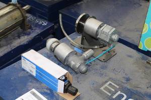 lot 336 image: Lot of (2) Gast Air Motors & Transmission
