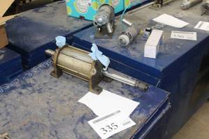 lot 335 image: Air Cylinder Live Center