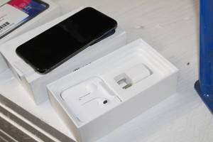 lot 318 image: Apple iPhone X Cell Phone A1901 Space Gray 64GB (new in open box)