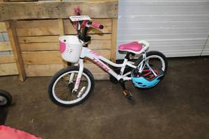 lot 449 image: Trek Girls 13 Single-speed Trail Bike with 9 White Frame
