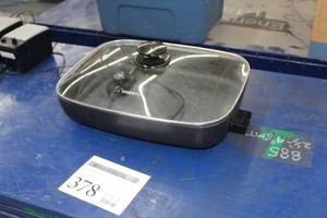 lot 378 image: Presto Electric Fry Pan with Lid