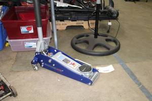 lot 347 image: Pittburg Racing Hydraulic Floor Jack 1.5-Ton (new)