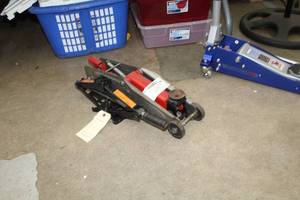 lot 348 image: Lot of (2) Jacks  - Scissor Jack, Hydraulic Floor Jack