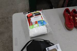 lot 370 image: Lot of (6) Hanes Tagless T-Shirts Size 34-36 (new)