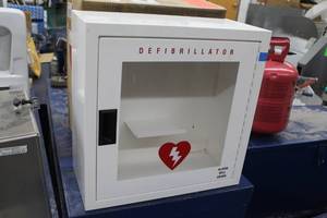 lot 536 image: Metal Defibrillator Box Wall-Mount (new in box)