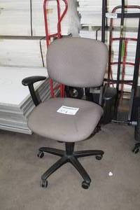 lot 574 image: Rolling Office Arm Chair