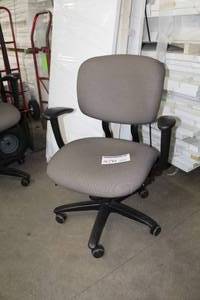 lot 576 image: Rolling Office Arm Chair