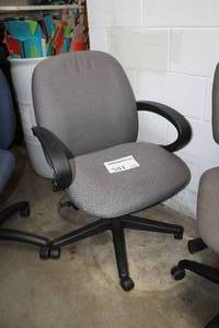 lot 581 image: Rolling Office Arm Chair