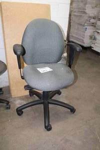 lot 583 image: Rolling Office Arm Chair