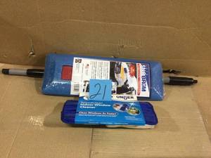 lot 21 image: Sno Brum Snow Removal Tool with Telescoping Handle (customer return) (see pictures) 