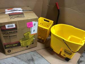 WaveBrake 35 Qt. Plastic Mop Bucket with Wringer by Rubbermaid Commercial Products (customer return) (see pictures)&nbsp