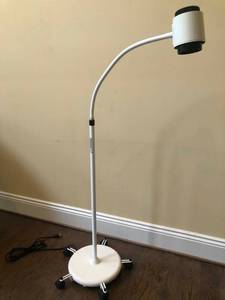 lot 22 image: MSRP $500 PORTABLE STANDING FLOOR MEDICAL SURGICAL EXAM LIGHT MCKESSON&nbspHALOGEN 35 MODEL 16100 WITH CASTER BASE - GREAT WORKING CONDITION