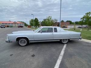 lot 3 image: Rare Silver Beauty  1977 Lincoln Continental 2D Coupe Classic Car