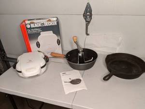 lot 131 image: Black & Decker Shell Baker, Nut Roaster, Cast Iron Pan