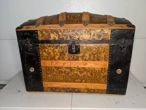 lot 8 image: Antique Dome Top Steamer Trunk