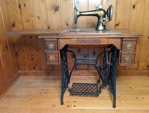 lot 3 image: Antique Singer Sphinx Sewing Machine Table
